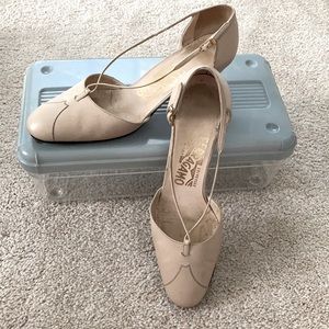 Vintage Cream-colored Leather  Feragamo Shoes size 7B